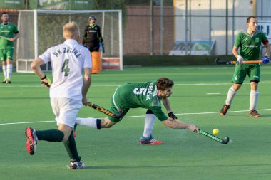 Zagreb, Hırvatistan - 10 Haziran 2018: Hk Zelina ile Hk Tresnjevka arasındaki Hırvat Saha Hokeyi finalleri. Saha Hokeyi oyuncuları iş başında