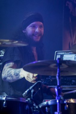 Zagreb, Hırvatistan - 05 Mart 2018: Rus Symphonic Metal grubu Imperial Age sahnede. Davulcu Vlas Pikhaylov