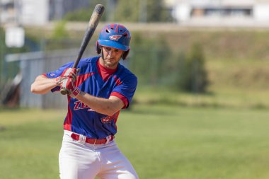 Karlovac, Hırvatistan - 26 Mayıs 2018: Euro Interleague Baseball maçı Beyzbol Kulübü Zagreb ile Bk Olimpija 83. Beyzbol vurucusu topa vuruyor. Beyzbol vurucu eylem