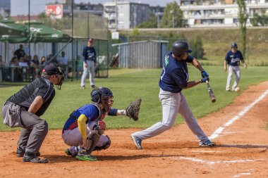Karlovac, Hırvatistan - 26 Mayıs 2018: Euro Interleague Baseball maçı Beyzbol Kulübü Zagreb ile Bk Olimpija 83. Beyzbol vurucu topa vurur.
