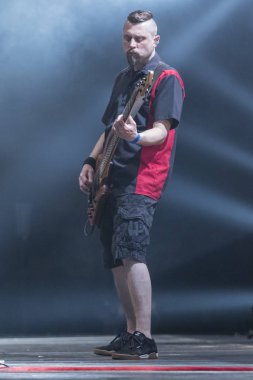 Zagreb, Hırvatistan - 02 Mart 2018: Ünlü Hırvat Punk grubu Hladno Pivo 'nun 30 yıllık kutlama konseri. Bas gitarist Kresimir Sokec