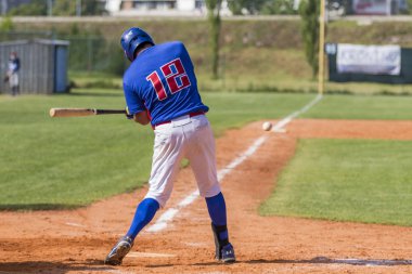Karlovac, Hırvatistan - 26 Mayıs 2018: Euro Interleague Baseball maçı Beyzbol Kulübü Zagreb ile Bk Olimpija 83. Beyzbol vurucu eylem