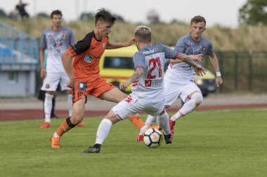 Velika Gorica, Hırvatistan - 13 Mayıs 2018: Gnk Gorica ile Hnk Sibenik arasında oynanan Hırvatistan İkinci Futbol Ligi maçı. Oyuncular iş başında 