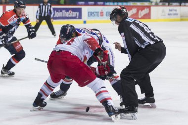 Zagreb, Hırvatistan - 10 Şubat 2018: Medvescak Zagreb ile Red Bull Salzburg arasında Ebel buz hokeyi ligi maçı. Oyuncular karşı karşıya.