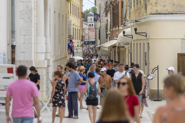 Zadar Croacia Julio 2018 Gente Caminando Por Famosa Kalelarga Zadar — Foto de Stock