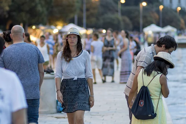 Zadar, Hırvatistan - 16 Temmuz 2018: Zadar 'da yürüyüş yolu turistlerle dolu
