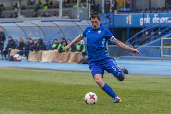 Zagreb, Hırvatistan - 18 Şubat 2018: Gnk Dinamo, Hnk Hajduk 'a karşı Hırvatistan' ın ilk futbol ligi maçı. Eylemde Arijan Ademi (5)