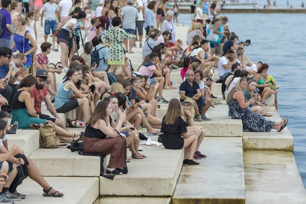 Zadar Croácia Julho 2018 Pessoas Que Relaxam Famoso Zadar Sea — Fotografia de Stock
