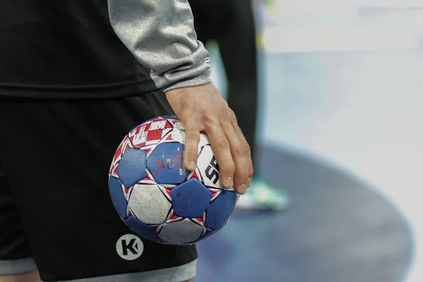 ザグレブ クロアチア 2018年1月13日 男子ハンドボール欧州選手権 エフユーロ2018グループCはドイツ モンテネグロ32 公式ボールを持つ選手 — ストック写真