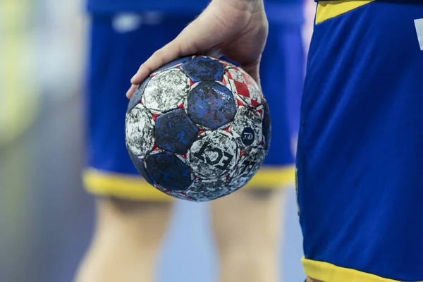 Zagreb, Hırvatistan - 20 Ocak 2018: Avrupa Erkekler Hentbol Şampiyonası, Ehf Euro 2018 ana tur İsveç-Fransa maçı 17: 23. Hentbol topunu tutan oyuncu