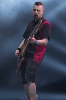 Zagreb, Hırvatistan - 02 Mart 2018: Ünlü Hırvat Punk grubu Hladno Pivo 'nun 30 yıllık kutlama konseri. Bas gitarist Kresimir Sokec