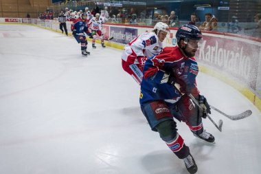 Zagreb, Hırvatistan - 30 Aralık 2018: Medvescak Zagreb ile Kac arasında Ebel buz hokeyi ligi maçı. Hokey oyuncuları iş başında.