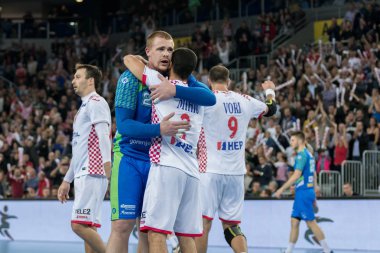 Zagreb, Hırvatistan - 28 Ekim 2017: Hırvatistan ve Slovenya 'nın ulusal temsilcisi arasında dostça bir hentbol maçı. Oyuncular oyundan sonra birbirlerine sarılıyorlar.