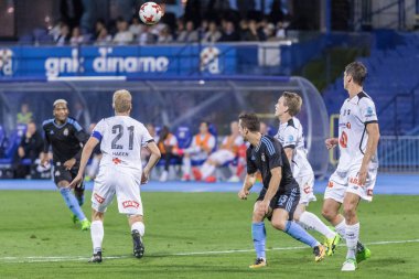 Zagreb, Hırvatistan - 21 Temmuz 2017: Dinamo Zagreb (Cro) ile Odd (Nor) arasında oynanan Uefa Avrupa Ligi 3. tur ön eleme maçı. Oyuncular uçan topa bakıyor.