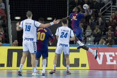 Zagreb, Hırvatistan - 23 Kasım 2017: Ehf Velux Şampiyonlar Ligi PD Zagreb - Fc Barcelona Lassa. Dika Hanım (24) kaleye ateş ediyor