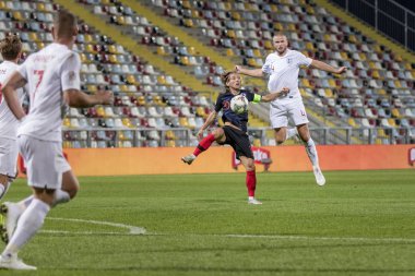 Rijeka, Hırvatistan - 12 Ekim 2018: Uefa Uluslar Ligi maçı Hırvatistan - İngiltere. Eylem Luka Modric (10) ve Eric Dier (4)
