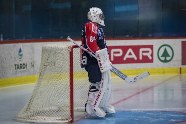 Zagreb, Hırvatistan - 23 Ekim 2018: Medvescak Zagreb ile Innsbruck arasında Ebel buz hokeyi ligi maçı. Hokey kalecisi.