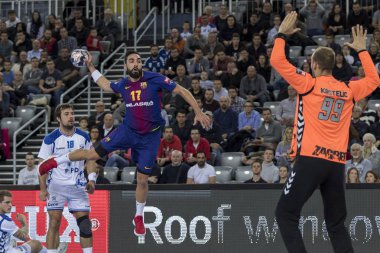 Zagreb, Hırvatistan - 23 Kasım 2017: Ehf Velux Şampiyonlar Ligi PD Zagreb - Fc Barcelona Lassa. Valero Rivera Folch (17) golü atıyor