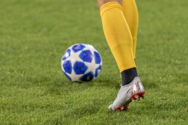 Zagreb, Hırvatistan - 28 Ağustos 2018: Uefa Şampiyonlar Ligi Playoffları, Gnk Dinamo ve Bsc Young Boys. Oyuncu bacakları ve topu 