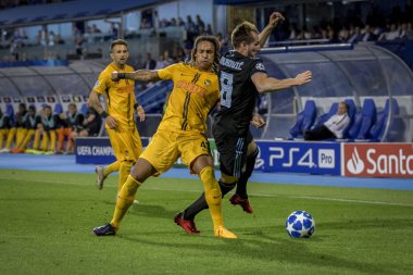 Zagreb, Hırvatistan - 28 Ağustos 2018: Uefa Şampiyonlar Ligi Playoffları, Gnk Dinamo ve Bsc Young Boys. Kevin Mbabu (43) ve Izet Hayroviç (8))