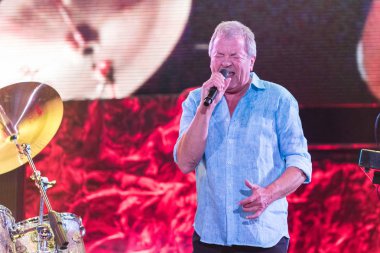 Zagreb, Hırvatistan - 16 Mayıs 2017: Deep Purple vokalisti Ian Gillan, Arena Zagreb 'deki The Long Goodbye turnesinde sahnede.