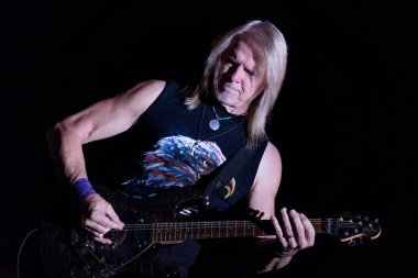 Zagreb, Hırvatistan - 16 Mayıs 2017: Deep Purple gitaristi Steve Morse, Arena Zagreb 'deki The Long Goodbye turnesinde sahnede.