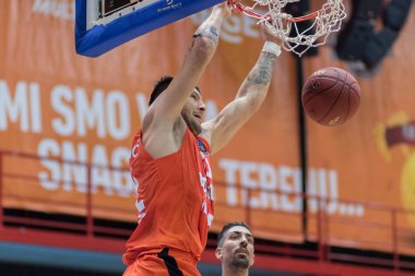 Zagreb, Hırvatistan - 11 Ekim 2017: 7 gün Eurocup Kk Cedevita Zagreb - Fiat Torino Auxilium. Sepette asılı duran 31 yaşındaki Andrija Stipanoviç