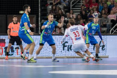 Zagreb, Hırvatistan - 28 Ekim 2017: Hırvatistan ve Slovenya 'nın ulusal temsilcisi arasında dostça bir hentbol maçı. Luka Cindriç (33) görev başında
