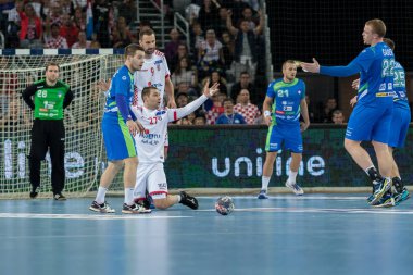 Zagreb, Hırvatistan - 28 Ekim 2017: Hırvatistan ve Slovenya 'nın ulusal temsilcisi arasında dostça bir hentbol maçı. Ivan Cupiç (27) oyun sahası