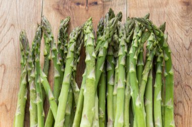 Tahta masada taze kuşkonmaz.