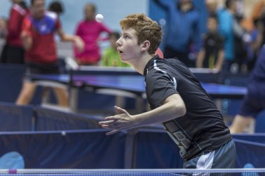 Zagreb, Hırvatistan - 25 Kasım 2017: Masa tenisi uluslararası anma töreni Antun Tova Stipanciç. Çocuk oyuncu topu servis ediyor.