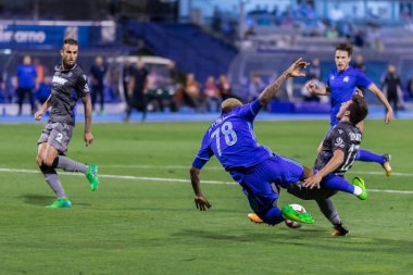 Zagreb, Hırvatistan - 06 Ağustos 2017: Gnk Dinamo, Hnk Hajduk 'a karşı Hırvatistan' ın ilk futbol ligi maçı. Küçük Fernandes (78) ve Josip Juranoviç (17) iş başında