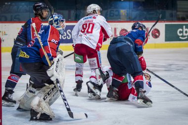 Zagreb, Hırvatistan - 30 Aralık 2018: Medvescak Zagreb ile Kac arasında Ebel buz hokeyi ligi maçı. Hokey oyuncuları iş başında.