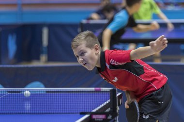 Zagreb, Hırvatistan - 25 Kasım 2017: Masa tenisi uluslararası anma töreni Antun Tova Stipanciç. Çocuk oyuncu masa tenisi oynuyor