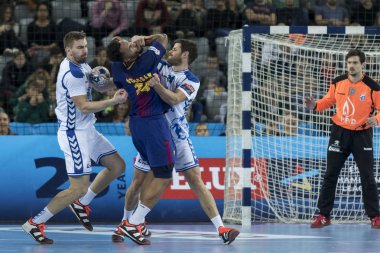 Zagreb, Hırvatistan - 23 Kasım 2017: Ehf Velux Şampiyonlar Ligi PD Zagreb - Fc Barcelona Lassa. Timothey N Guessan (19), Tonci Valciç 'in (24) vurduğu acı çekiyor)