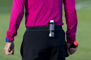 Zagreb, Hırvatistan - 28 Ekim 2017: Gnk Dinamo ile Hnk Rijeka arasındaki Hırvatistan İlk Futbol Ligi maçı. Sırtında çizgi spreyiyle hakem. 