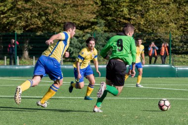 Zagreb, Hırvatistan - 07 Ekim 2017: Üçüncü Hırvat futbol ligi Nk Maksimir vs. Vrapce. Topla koşan oyuncu