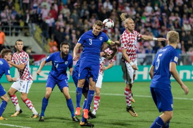 Rijeka, Hırvatistan - 06 Ekim 2017: 2018 Fifa Dünya Kupası Rusya Avrupa elemeleri. Hırvatistan - Finlandiya. Niklas Moisander (3) ve Domagoj Vida (21) kafa tekme için atlama