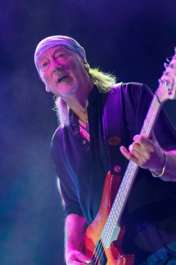 Zagreb, Hırvatistan - 16 Mayıs 2017: Deep Purple bas gitaristi Roger Glover, Arena Zagreb 'deki The Long Goodbye turnesinde sahnede.