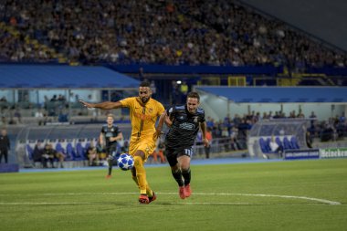 Zagreb, Hırvatistan - 28 Ağustos 2018: Uefa Şampiyonlar Ligi Playoffları, Gnk Dinamo ve Bsc Young Boys. Görev sırasında Gregory Wuthrich (22) ve Mario Gavranoviç (11)) 