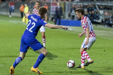 Rijeka, Hırvatistan - 06 Ekim 2017: 2018 Fifa Dünya Kupası Rusya Avrupa elemeleri. Hırvatistan - Finlandiya. Josip Pivaric (22) topla top akıtıyordu