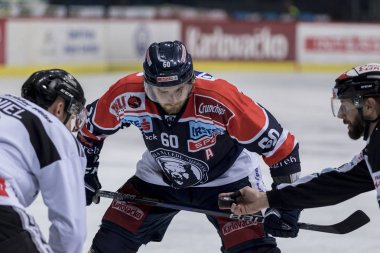 Zagreb, Hırvatistan - 21 Aralık 2017: Medvescak Zagreb ile Dornbirn arasında Ebel buz hokeyi ligi maçı. Tero Koskiranta (60)