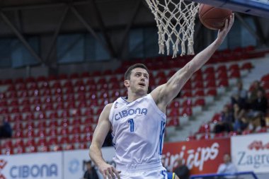 Zagreb, Hırvatistan - 17 Kasım 2017: Kk Cedevita ile Kk Vrijednosnice Osijek arasında basketbol maçı. Basketbolcu basket atıyor.