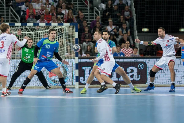 Zagreb, Hırvatistan - 28 Ekim 2017: Hırvatistan ve Slovenya 'nın ulusal temsilcisi arasında dostça bir hentbol maçı. İvan Cupiç (27) iş başında
