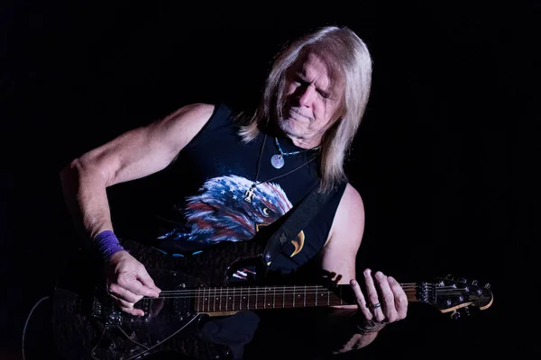 Zagreb, Hırvatistan - 16 Mayıs 2017: Deep Purple gitaristi Steve Morse, Arena Zagreb 'deki The Long Goodbye turnesinde sahnede.