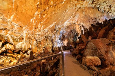 Starigrad, Hırvatistan - 24 Ağustos 2017: Paklenica Milli Parkı'ndaki Velebit dağının tepesindeki Manita pec gizli mağarası