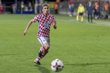 Rijeka, Hırvatistan - 06 Ekim 2017: 2018 Fifa Dünya Kupası Rusya Avrupa elemeleri. Hırvatistan - Finlandiya. Josip Pivaric (22) iş başında