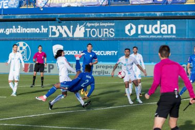 Zagreb, Hırvatistan - 28 Ekim 2017: Gnk Dinamo ile Hnk Rijeka arasındaki Hırvatistan İlk Futbol Ligi maçı. Hilal Soudani (2) bisiklet tekmesi atıyor ve golü atıyor 