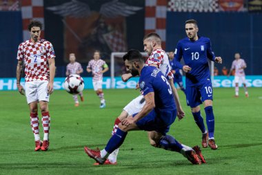 Zagreb, Hırvatistan - 09 Kasım 2017: 2018 Fifa Dünya Kupası Avrupa elemeleri Rusya. Hırvatistan Yunanistan 'a karşı. Ante Rebiç (14) ve Georgios Tzavelas (3) düelloda 