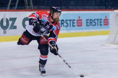Zagreb, Hırvatistan - 10 Ekim 2017: Medvescak Zagreb ile Vsv Villach arasında Ebel buz hokeyi ligi maçı. Marko Poyhonen (39) topu atıyor